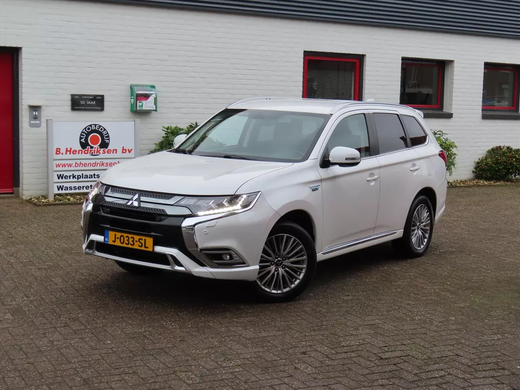 MITSUBISHI Outlander 2.4 DOHC PHEV 240pk 4WD Aut Intense/ Afneembare trekhaak/ Parelmoer wit/ Stoelverwarming/ Apple Carplay/ 1 Eigenaar/ Origineel NL/ NAP