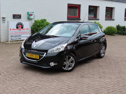 Peugeot 208 1.2 PureTech 82PK 5D Allure/ Afneembare trekhaak/ Lichtmetalen velgen/ Navigatie/ Parkeersensoren/ Climatronic/ Origineel NL/ NAP