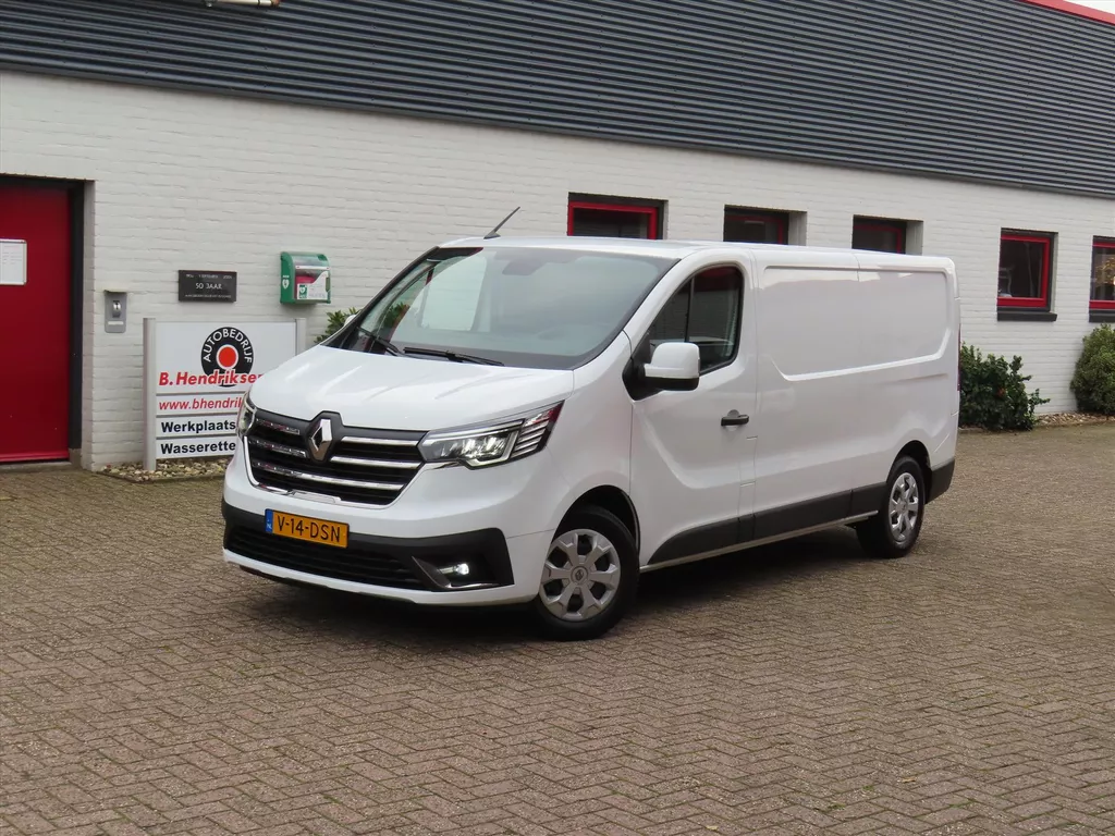 RENAULT Trafic GB 2.0 Blue dCi 110pk L2H1 T30 Work Edition/ Trekhaak/ All season banden/ Vloer + wandplaten/ Apple Carplay/ Cruise/ 1 Eigenaar/ Origineel NL/ NAP