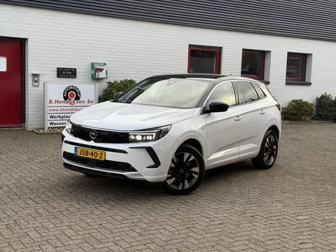 Opel Grandland 1.6 Turbo Hybrid 225pk Aut Ultimate/ 360° Camera/ Adaptieve cruise/ Apple Carplay/ DAB/ Standkachel/ Nieuwe voorraad auto met 10500 euro korting