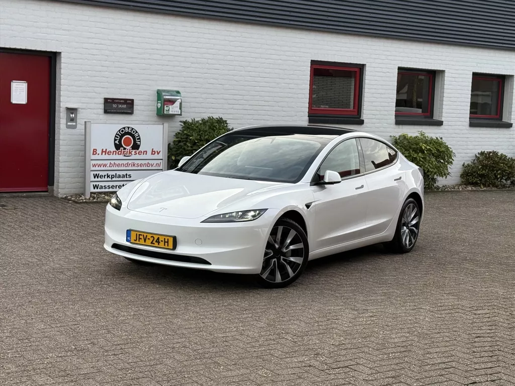 TESLA Model 3 RWD 60 KWH Premium Highland/ 19 Inch velgen/ Getinte ramen/ Warmtepomp/ LFP accu/ Stoel + stuurwiel verwarming/ Panoramadak/ Origineel NL/ NAP