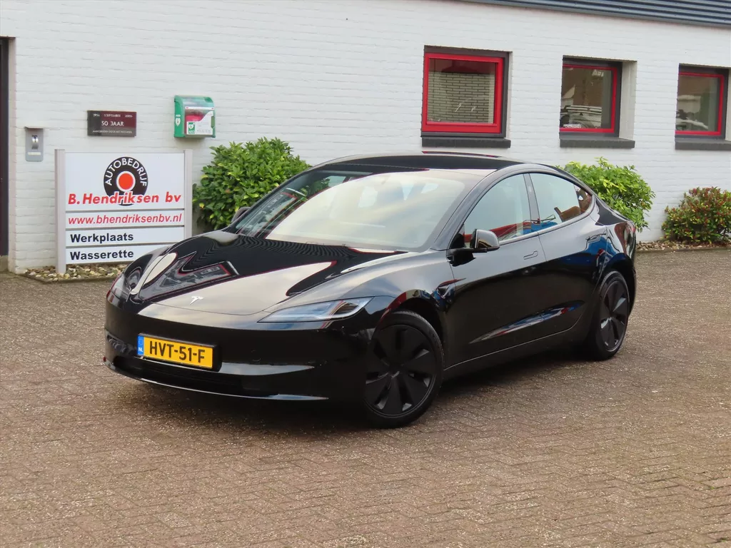 Tesla Model 3 RWD 60 KWH Premium Highland/ Afneembare trekhaak/ Warmtepomp/ LFP accu/ Stoel + stuurwiel verwarming/ Panoramadak/ Origineel NL/ NAP