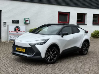 TOYOTA C-Hr 2.0 High Power PHEV 223pk CVT Dynamic/ Parelmoer wit met zwart dak/ Apple Carplay/ Keyless entry/ Stuur + stoel verwarming/ Camera/ Adaptieve cruise
