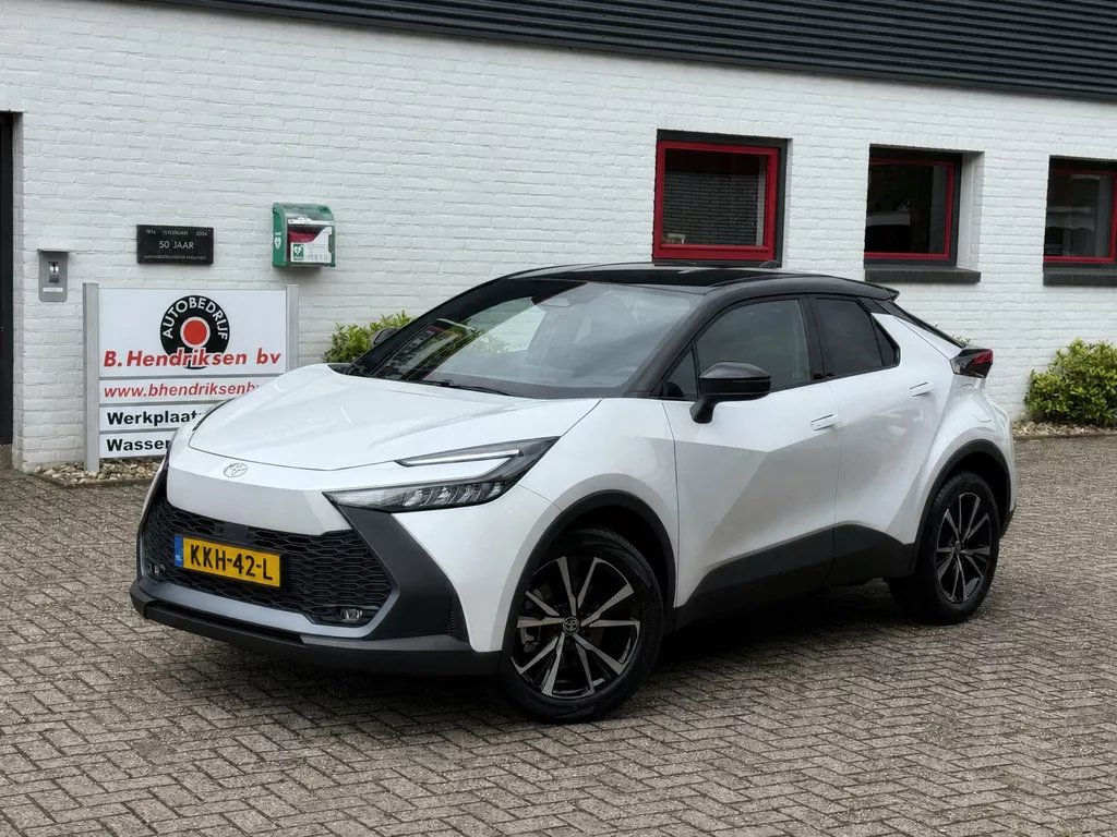 TOYOTA C-Hr 2.0 High Power PHEV 223pk CVT Dynamic/ Parelmoer wit met zwart dak/ Apple Carplay/ Keyless entry/ Stuur + stoel verwarming/ Camera/ Adaptieve cruise