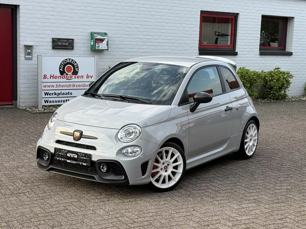 Abarth 695 Essesse/ Sperdifferentieel/ Carbon pakket/ Akrapovic uitlaat/ Beats audio/ Xenon/ Urban pakket/ 1 Eigenaar/ Dealer onderhouden/ Fabrieksgarantie