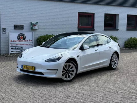 Tesla Model 3 Long-Range Dual Motor AWD/ SOH 87,7%/ Facelift model met warmtepomp/ Wit interieur/ 19 Inch/ All season banden/ Premium audio/ Origineel NL/ NAP