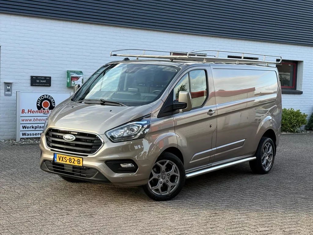 Ford Transit Custom GB 2.0 TDCi 170PK 320 L2H1 Limited/ 18 Inch/ RVS Imperiaal/ Sidebars/ Vloer + wand platen/ Stoelverwarming/ Trekhaak/ Apple Carplay/ Zeer nette bus