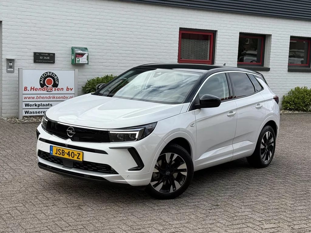 Opel Grandland 1.6 Turbo Hybrid 225pk Aut Ultimate/ SOH 99.25%/  All season banden/ Trekhaak/ 360° Camera/ Adaptieve cruise/ Apple Carplay/ DAB/ Standkachel