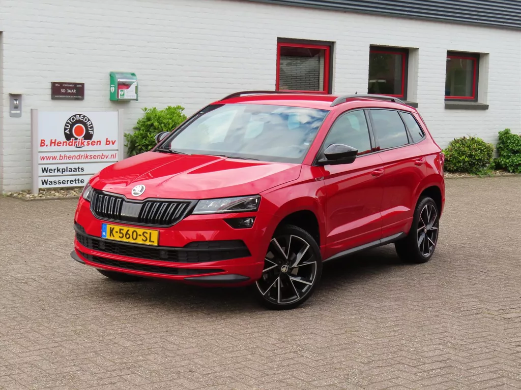 Skoda Karoq 1.5 TSI ACT Greentech 150pk DSG-7 Sportline Business/ Trekhaak/ 19 Inch velgen/ Keyless/ DAB/ Stoelverwarming/ Camera/ 1 Eigenaar/ Origineel NL/ NAP