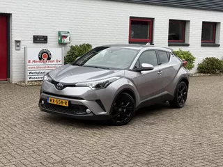 Toyota C-Hr 1.8 Hybrid 122pk CVT Black Edition/ Afneembare trekhaak/ All season banden/ Lederen bekleding/ JBL Sound/ Camera achter/ DAB/ Navi/ Origineel NL/ NAP