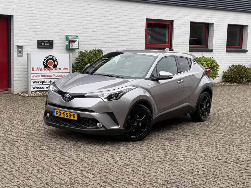 Toyota C-Hr 1.8 Hybrid 122pk CVT Black Edition/ Afneembare trekhaak/ All season banden/ Lederen bekleding/ JBL Sound/ Camera achter/ DAB/ Navi/ Origineel NL/ NAP