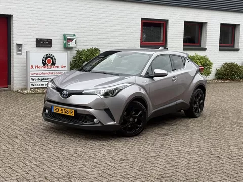 Toyota C-Hr 1.8 Hybrid 122pk CVT Black Edition/ Afneembare trekhaak/ All season banden/ Lederen bekleding/ JBL Sound/ Camera achter/ DAB/ Navi/ Origineel NL/ NAP