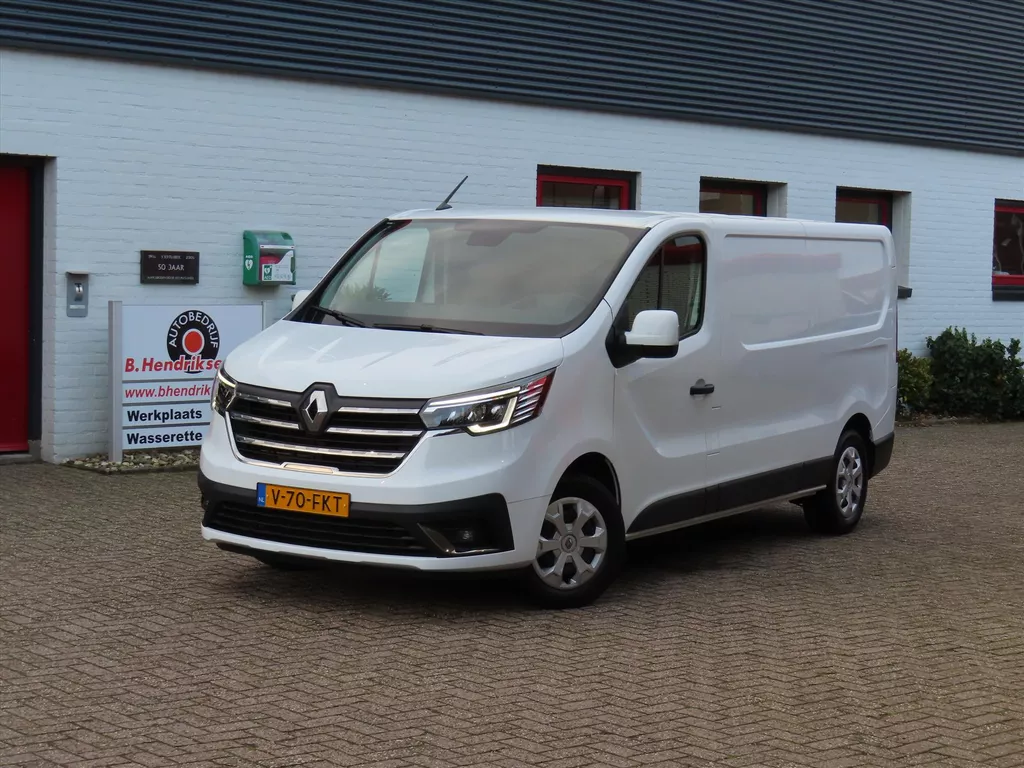 Renault Trafic GB 2.0 Blue dCi 110pk L2H1 T30 Work Edition/ Trekhaak/ All season banden/ Vloer + wandplaten/ Apple Carplay/ DAB/ 1 Eigenaar/ Origineel NL/ NAP