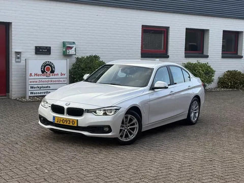 BMW 3-Serie (f30) 330e iPerformance 252pk/ Centennial Executive/ SOH 84%/ Parelmoer wit/ All season banden/ Led koplampen/ Origineel NL/ NAP