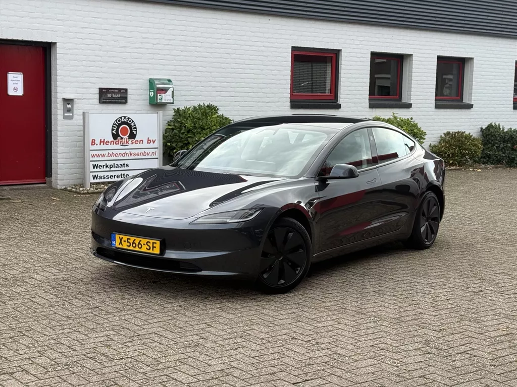 Tesla Model 3 RWD/ SOH 98%/ Afneembare trekhaak/ Warmtepomp/ LFP Accu/ 1 Eigenaar/ Origineel NL/ NAP