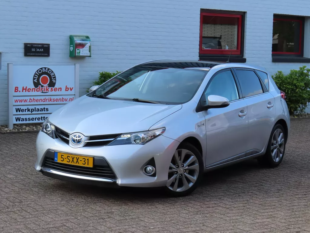 Toyota Auris 1.8 Hybrid 136pk CVT Lease/ Panoramadak/ Camera achter/ All season banden/ Navigatie/ Cruise control/ Bluetooth/ Origineel NL/ NAP