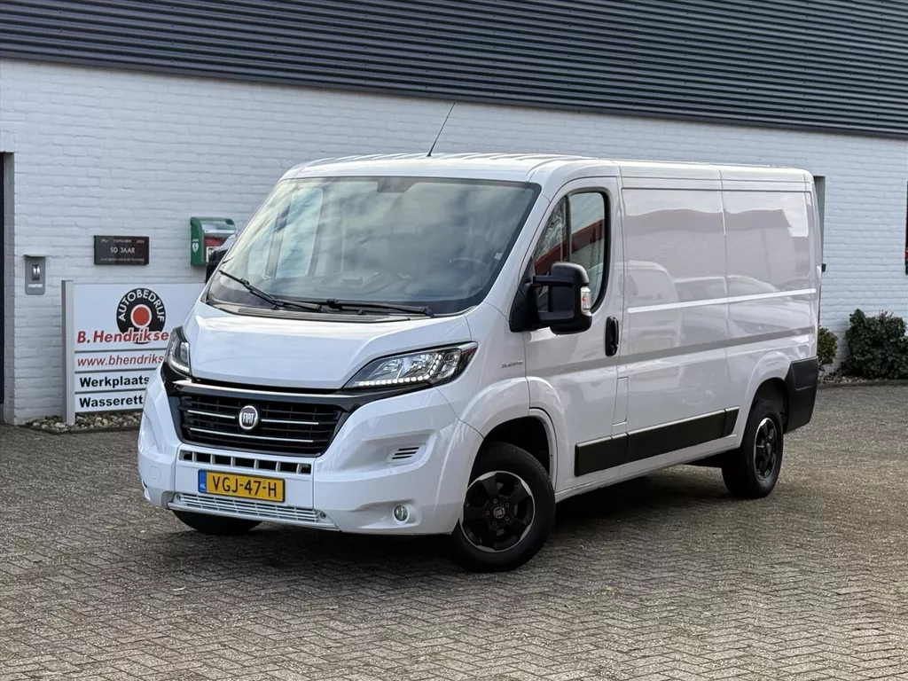 Fiat Ducato GB 2.3 MJ 120pk L2H1 Pro/ Camera achter/ Trekhaak/ Navigatie/ 3 Zitplaatsen/ lichtmetalen velgen/ Bumpers in kleur/ Dab/ 1 Eigenaar/ Origineel NL/ NAP