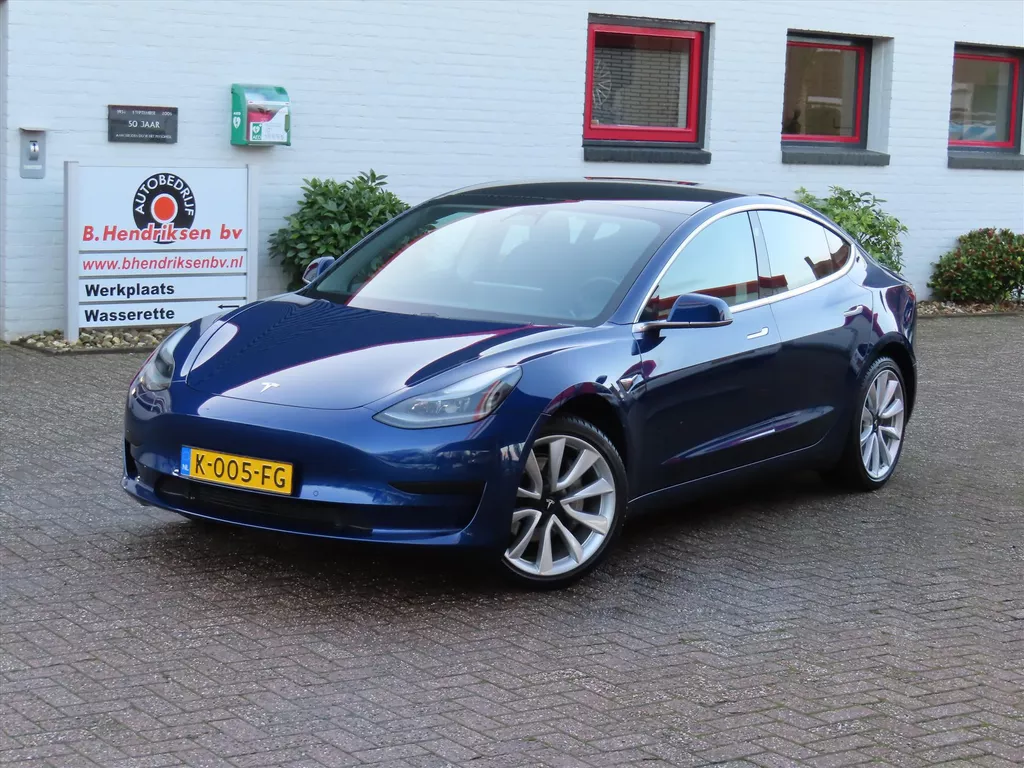 Tesla Model 3 Standard Plus RWD/ LFP accu/ Afneembare trekhaak/ 19 Inch velgen/ Keyless/ Stoelverwarming/ Lederen bekleding/ DAB/ 1 Eigenaar/ Origineel NL/ NAP