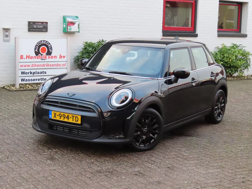 Mini Mini 5-Deurs (f55) 1.5 136pk Aut Cooper Camden Edition/ Lederen bekleding/ Keyless entry/ Navigatie/ Apple Carplay/ Led koplampen/ 1 Eigenaar/ Origineel NL/ NAP