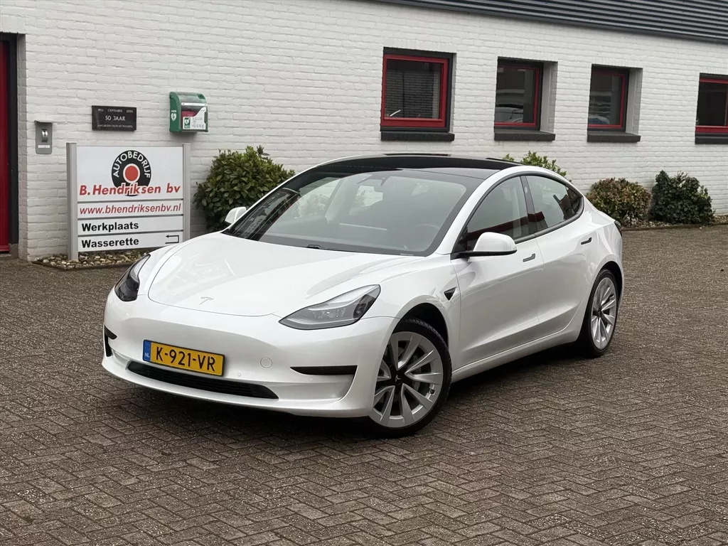 Tesla Model 3 Standard Plus RWD/ Facelift model met warmtepomp/ Afneembare trekhaak/ 19 Inch velgen/ 1 Eigenaar/ Origineel NL/ NAP